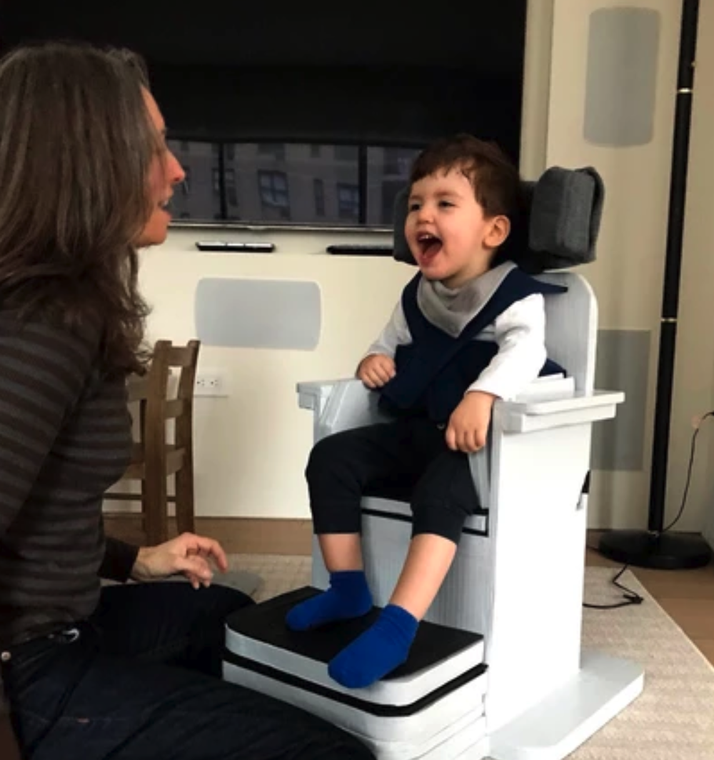 Freestanding cardboard chair with removable footplates